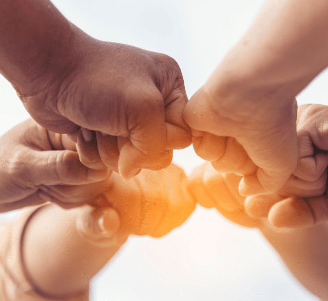 mãos unidas, pessoas em união com punho fechado