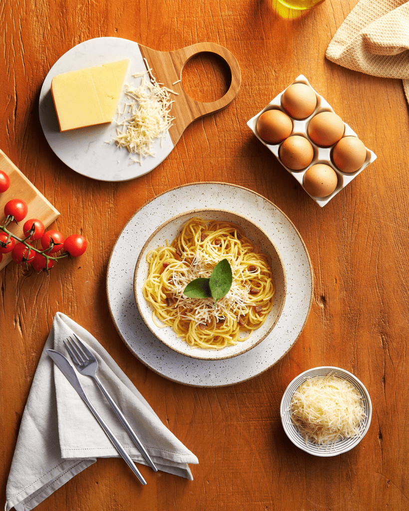 Macarrão com queijo parmesão ralado