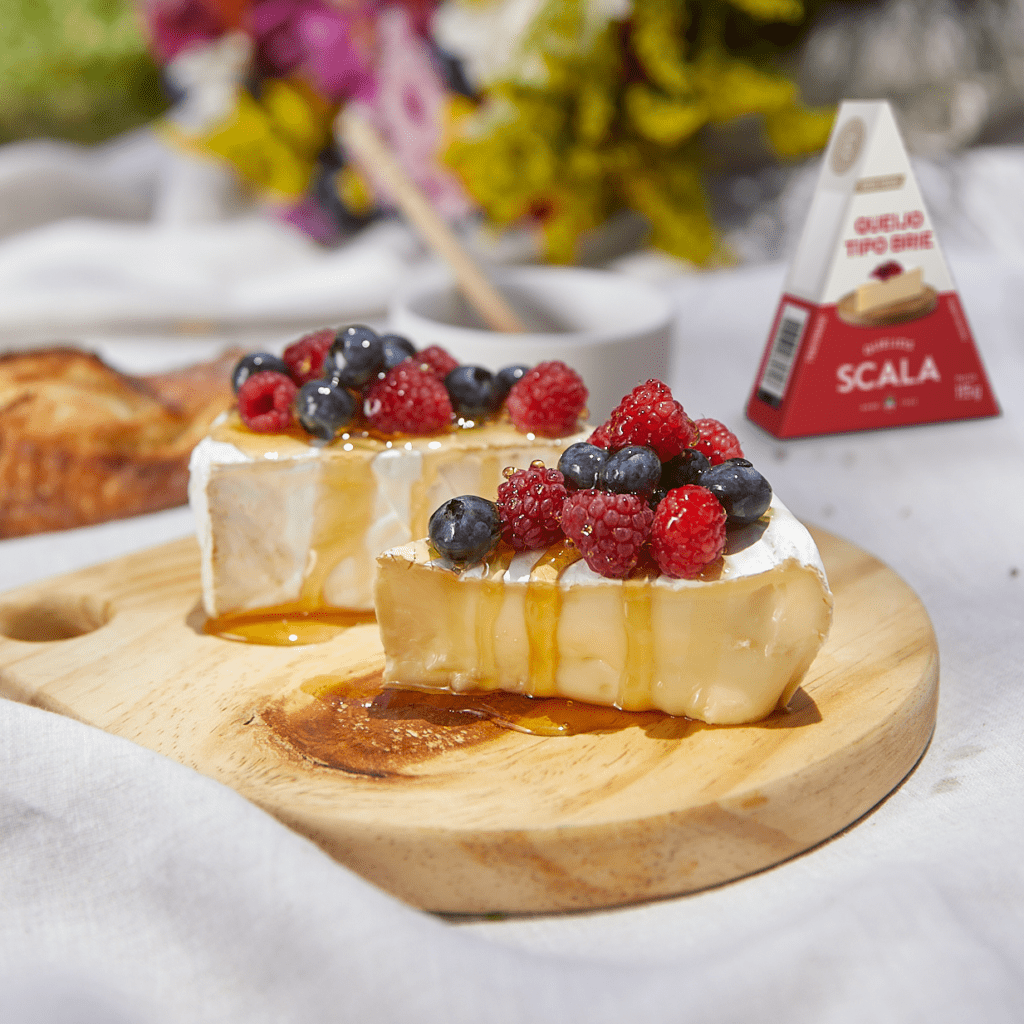 Queijo Brie Scala com frutas em tábua de frios.